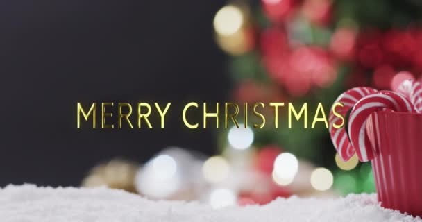 在糖果手杖和分散注意力的圣诞树上 用黄金写着圣诞快乐的文字 圣诞节 问候和庆祝活动 — 图库视频影像