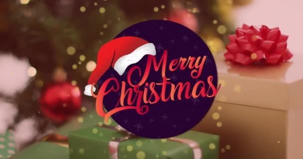 Noel Baba Şapkası Mutlu Noel Mesajlarının Süslenmiş Noel Ağacı Üzerinde — Stok video