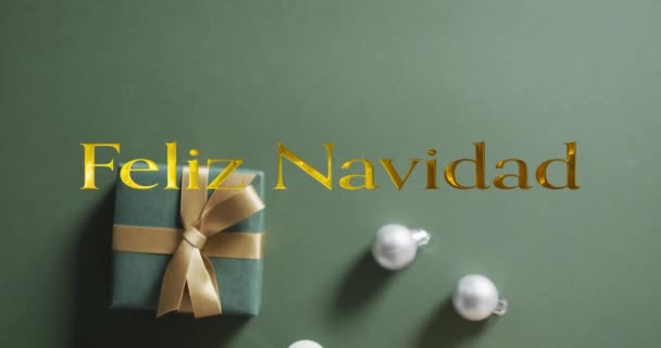 Tekst Feliz Navidad Złocie Bombki Świąteczne Prezenty Zielonym Tle Boże — Wideo stockowe