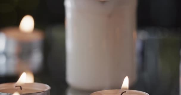在点燃的蜡烛的背景上动画化的快乐圣诞文字 圣诞节 传统和庆祝概念数字制作的录像 — 图库视频影像