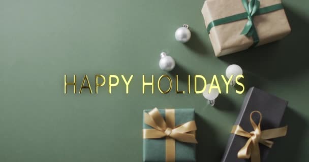Feliz Feriados Texto Ouro Sobre Bugigangas Natal Presentes Fundo Verde — Vídeo de Stock