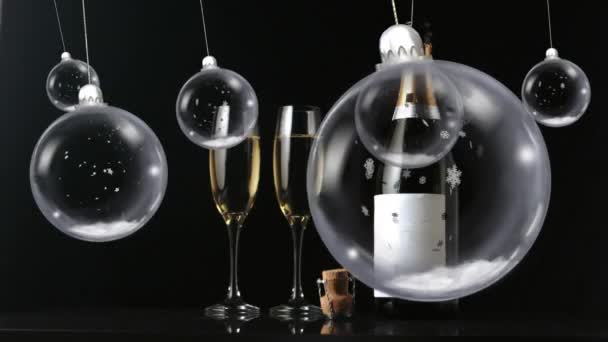Heldere Kerstballen Swingend Champagnekurk Fles Bril Zwarte Achtergrond Kerstmis Winter — Stockvideo