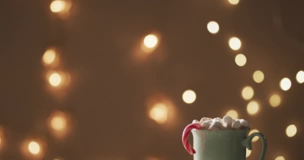 巧克力杯 棉花糖 圣诞装饰品和木制背景的复制空间的视频 传统和庆祝概念 — 图库视频影像
