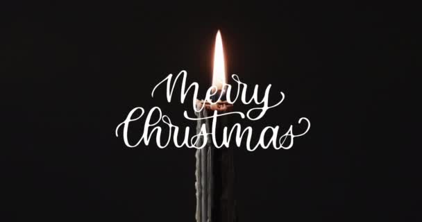 在黑色背景的点燃的蜡烛上 欢乐的圣诞祝福的动画 圣诞节 传统和庆祝概念数字制作的录像 — 图库视频影像