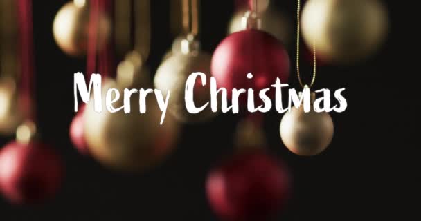 Vrolijke Kersttekst Het Wit Kerstballen Donkere Achtergrond Kerstmis Traditie Groeten — Stockvideo