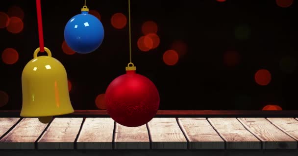 Цветные Качающиеся Рождественские Безделушки Над Деревом Мигающие Красные Боке Огни — стоковое видео