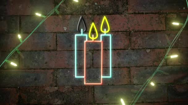 Sarı Noel Sicim Işıkları Tuğla Duvardaki Neon Mumların Üzerinde Yanıp — Stok video