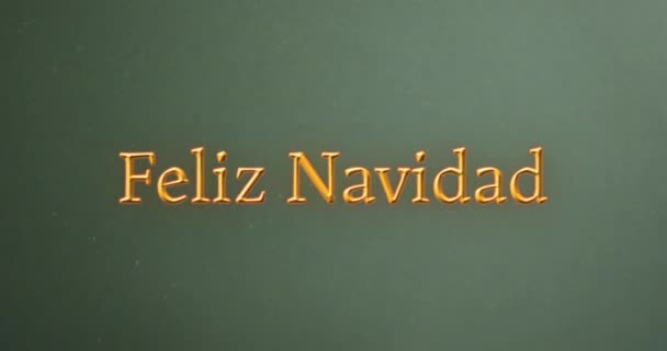 Текст Feliz Navidad Оранжевого Цвета Поверх Подарков Зеленом Фоне Рождество — стоковое видео