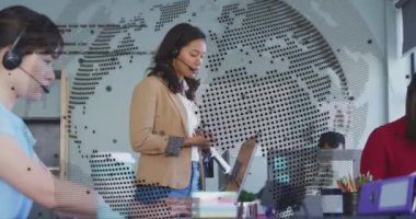 Ofiste akıllı telefondan konuşan Afrikalı Amerikalı iş kadınına dönen dünyanın animasyonu. Küresel ağ ve iş teknolojisi kavramı
