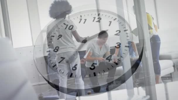 オフィスで一緒に議論する多様な同僚のチームに対する時計のアニメーション 営業時間と時間管理コンセプト — ストック動画