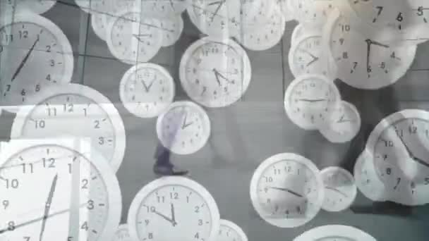 Анимация Множественных Тикающих Часов Падающих Низкую Часть Бизнесменов Идущих Офис — стоковое видео