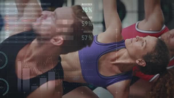 通过在健身房锻炼的不同类型的适合人群来动画统计数据处理 健身和技术概念 — 图库视频影像