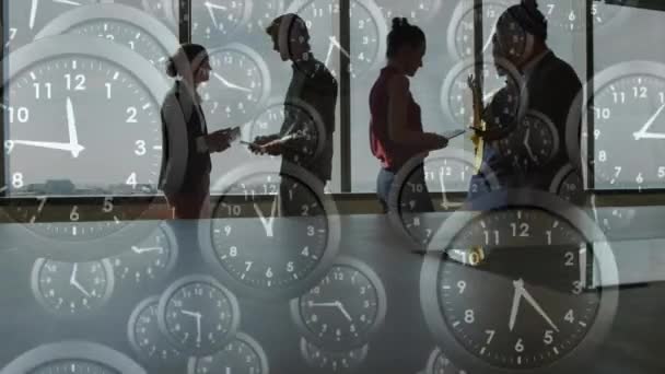 Animación Múltiples Relojes Contra Vista Los Empresarios Discutiendo Oficina Horas — Vídeos de Stock