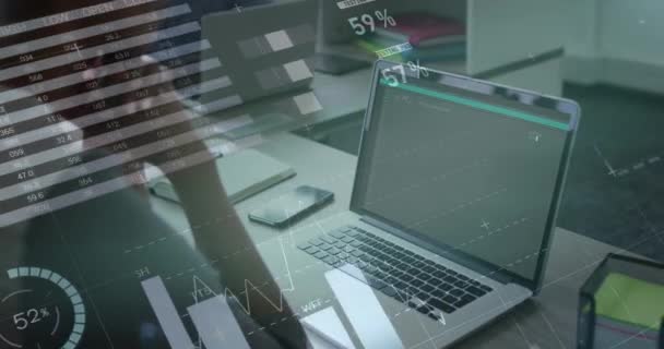 Animacja Interfejsu Infograficznego Nad Białą Kobietą Analizującą Raporty Laptopie Biurze — Wideo stockowe
