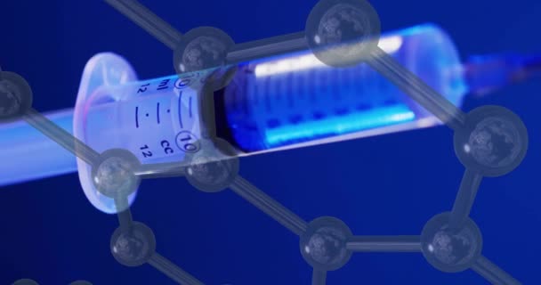 Animace Molekulových Struktur Přes Injekční Stříkačku Modrém Pozadí Věda Výzkum — Stock video