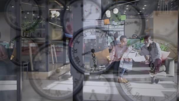 Animación Múltiples Relojes Contra Vista Diversas Personas Que Trabajan Oficina — Vídeos de Stock