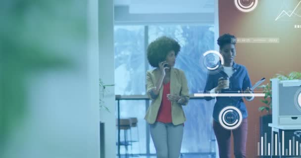Animación Del Procesamiento Datos Contra Dos Mujeres Afroamericanas Discutiendo Corredor — Vídeo de stock