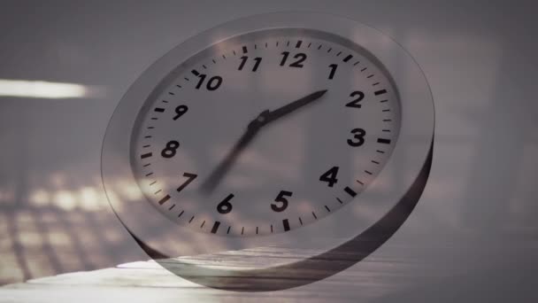 オフィスで歩くビジネスマンの低い部分のタイムラプスに対する時計のアニメーション 営業時間と時間管理コンセプト — ストック動画
