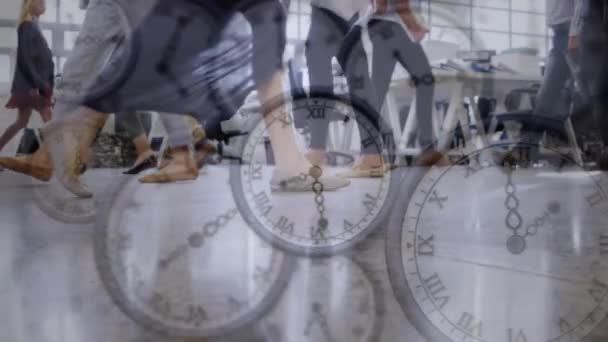 Animación Múltiples Relojes Tic Tac Contra Sección Baja Los Empresarios — Vídeo de stock