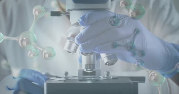 Animatie Van Moleculen Chemische Structuren Wetenschapper Met Behulp Van Laboratoriummicroscoop — Stockvideo