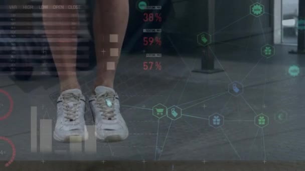 在体操馆的高加索健美男子跳绳中段进行统计数据处理的动画 健身和技术概念 — 图库视频影像