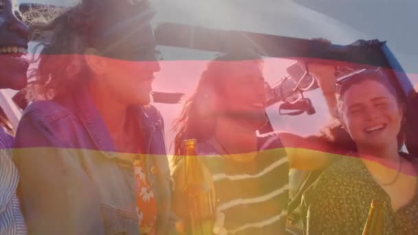 Vídeo Compuesto Bandera Alemania Ondeando Sobre Grupo Diversos Amigos Brindando — Vídeos de Stock