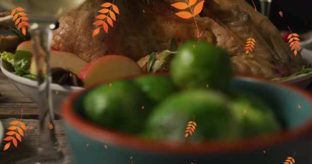 Animation Von Herbstblättern Die Über Den Hintergrund Des Erntedankmahls Fallen — Stockvideo