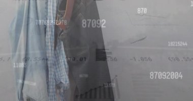 Değişen numaralar, grafikler, alım satım tahtası, kumaş ev içinde asılı. Dijital bileşik, çoklu pozlama, rapor, iş, moda, büyüme ve borsa kavramı.