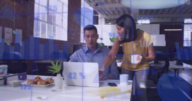 Ofiste dizüstü bilgisayarla tartışan kadın ve erkeğin istatistiksel veri işleme animasyonu. Bilgisayar arayüzü ve iş veri teknolojisi kavramı