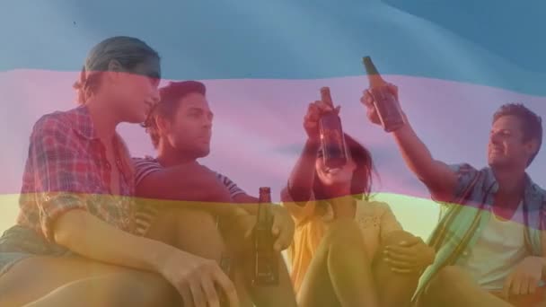 Açık Havada Bira Içen Iki Farklı Çifte Alman Bayrağı Sallarken — Stok video