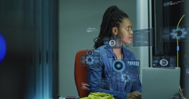 Animering Databehandling Över Afrikansk Amerikansk Affärskvinna Datorservrar Global Databehandling Digitalt — Stockvideo