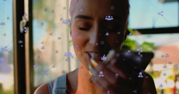 携帯電話のスピーカーで話す笑顔の女性に線でつながるアイコンのアニメーション デジタル複合 複数の露出 コミュニケーション シンボル テクノロジーコンセプト — ストック動画