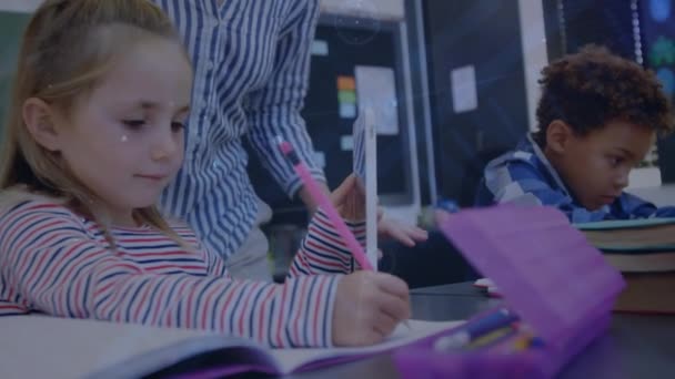 Animace Sítě Spojení Přes Bělošskou Učitelku Dívku Používající Notebook Škole — Stock video