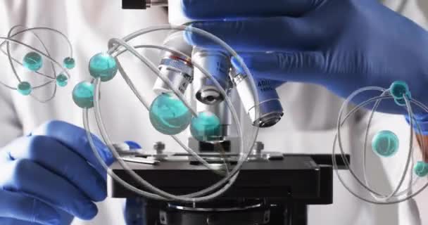 Animatie Van Moleculen Chemische Structuren Wetenschapper Met Behulp Van Laboratoriummicroscoop — Stockvideo