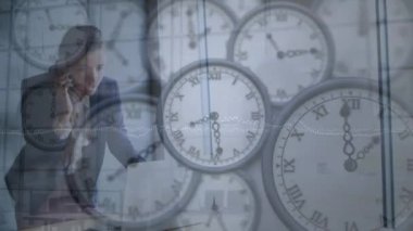 Kafkasyalı iş kadınının ofisinde akıllı telefondan konuşmasına karşı çoklu saatlerin animasyonu. İş çalışma saatleri ve zaman yönetimi kavramı