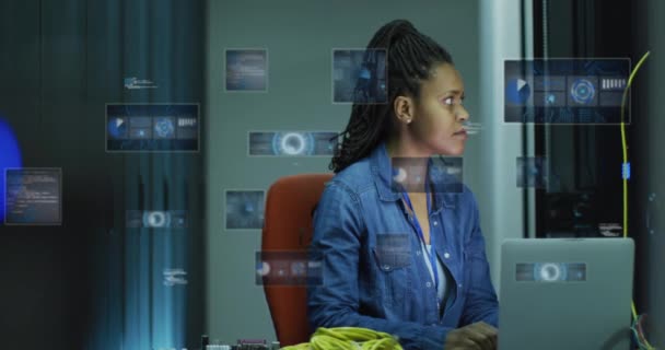 Animering Databehandling Över Afrikansk Amerikansk Affärskvinna Datorservrar Global Databehandling Digitalt — Stockvideo