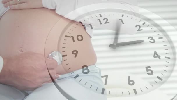 Hamile Bir Hastanın Karnında Steteskop Kullanarak Beyaz Kadın Doktor Üzerinde — Stok video