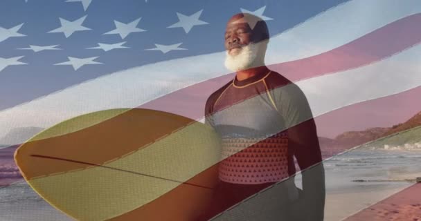 Изображение Флага Сша Над Пожилым Африканцем Доской Серфинга Пляже Американский — стоковое видео