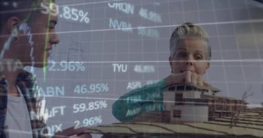 Grafiklerin ve ticaret kurulunun üç boyutlu ev modelini tartışan çeşitli iş arkadaşlarının animasyonu. Dijital bileşik, çoklu pozlama, rapor, iş dünyası, borsa, mimari, planlama ve takım çalışması.