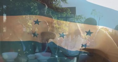Bir kafede tartışan çeşitli meslektaşlar grubuna karşı Honduras bayrağı sallarken çekilmiş birleşik bir video. Partriotizm ve iş teknolojisi