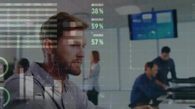 Ofiste konuşan beyaz bir adam hakkında istatistiksel veri işleme animasyonu. Bilgisayar arayüzü ve iş veri teknolojisi kavramı