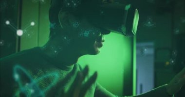 Sunucu odasında VR kulaklık takan Asyalı erkek mühendislere karşı moleküler yapıların animasyonu. Araştırma bilimi ve iş veri depolama teknolojisi kavramı