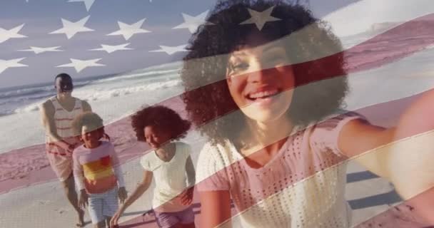 Анимация Флага Сша Над Счастливой Африканской Парой Американцев Детьми Пляже — стоковое видео