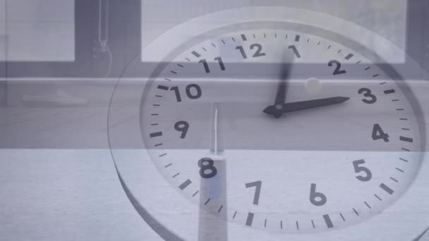 オフィスで歩くビジネスマンのタイムラプスに対する時計のアニメーション 営業時間と時間管理コンセプト — ストック動画