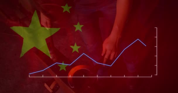 金融データ処理のアニメーション 工場の労働者に対する中国の旗 グローバルビジネス データ処理 グローバルエコノミーのコンセプトをデジタル生成したビデオ — ストック動画