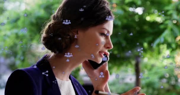Animering Ikoner Samband Med Linjer Över Kaukasiska Kvinna Talar Smartphone — Stockvideo