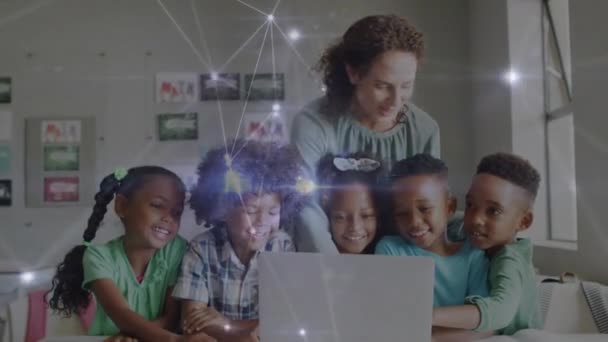 Анімація Мережі Язків Між Різноманітними Вчителями Студентами Які Використовують Ноутбук — стокове відео