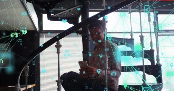 연결된 아이콘 글로브의 애니메이션 계단에 전화에 스크롤 디지털 — 비디오