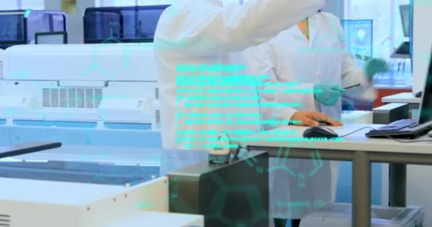 在实验室讨论各种男女科学家之间的数据处理动画 医学研究和科学技术概念 — 图库视频影像