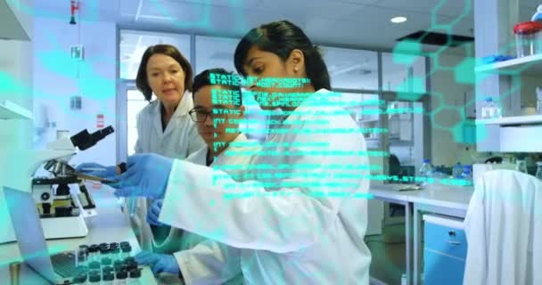 Анимизация Обработки Медицинских Данных Над Группой Различных Ученых Работающих Лаборатории — стоковое видео